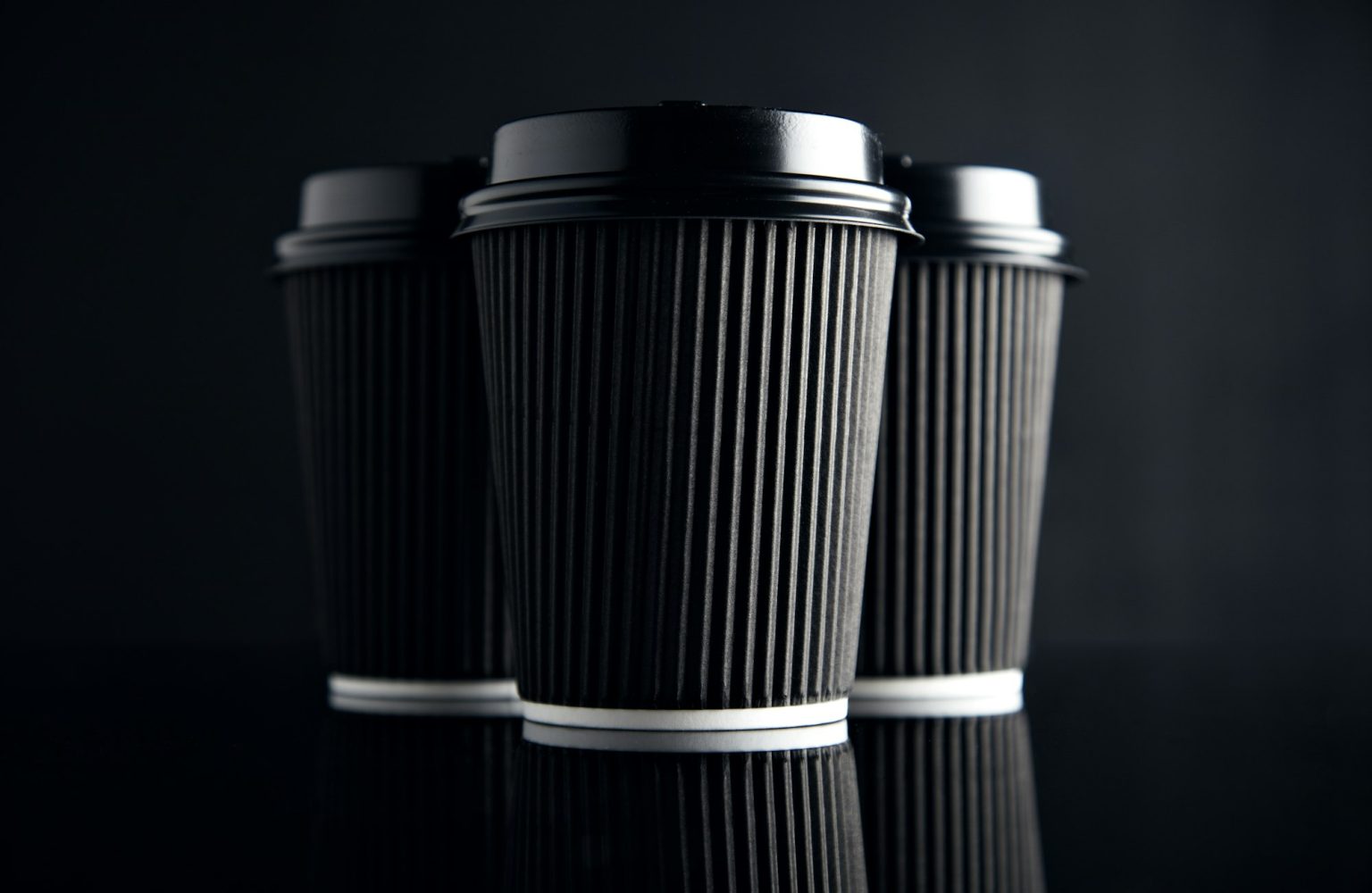 black-luxury-take-away-paper-cups-set-mirrored-1536x1000